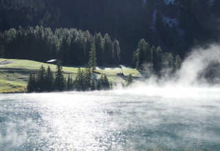 Davosersee mit Nebel Wandertage Davos