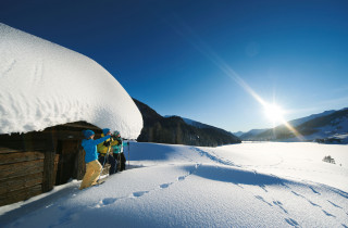 Schneeschuhlaufen Pause Blick auf Davosersee 01JPG s s
