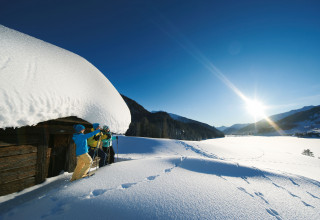 Schneeschuhlaufen Pause Blick auf Davosersee 01JPG s s